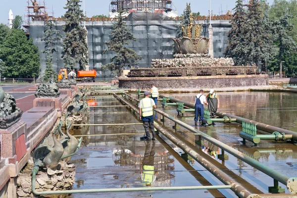 VDNKh, reparation av fontänen är stenblomman — Stockfoto