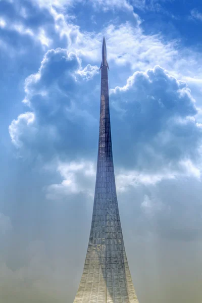 Monument-obelisk to Subjugators space — Stock Photo, Image