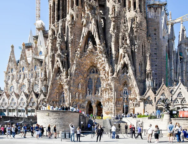 Barcelona. Tempel van sagrada familia. gevel van geboorte — Stockfoto
