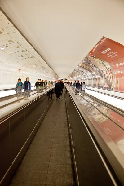 Escaleras mecánicas en el metro de París — Foto de Stock