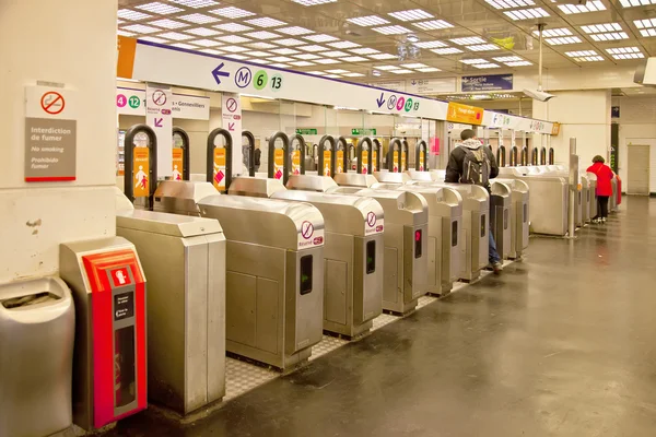 Paris. ingången på postera av underground — Stockfoto