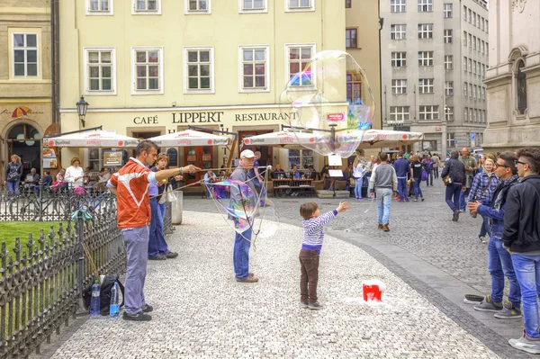 Prag, spel med såpbubblor — Stockfoto