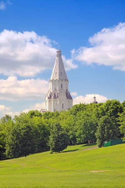 Chrám v parku v Moskvě — Stock fotografie