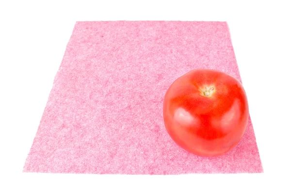 Tomate vermelho em um guardanapo rosa — Fotografia de Stock