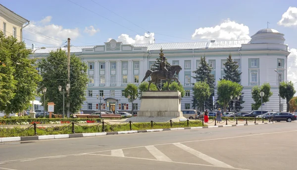 Tver. Monumento ao príncipe a Mikhail de Tver e administrati — Fotografia de Stock