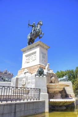 Madrid. Atlı heykeli: İspanya kralı philip II