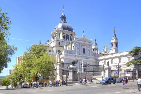 Katolska domkyrkan av oskulden av almudena — Stockfoto