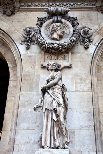 Parijs. sculpturen en hoge reliëfs op de gevel van opera garnie — Stockfoto