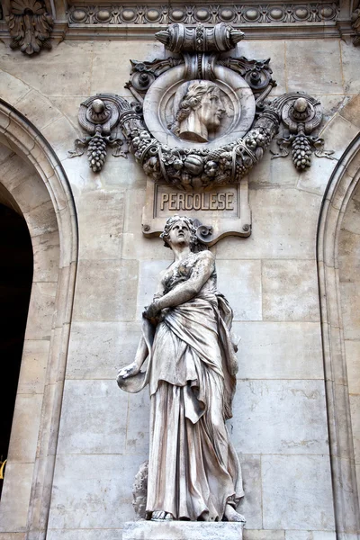 París. Esculturas y altos relieves en la fachada de Opera Garnie —  Fotos de Stock