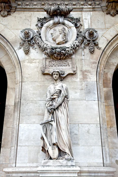 Parijs. sculpturen en hoge reliëfs op de gevel van opera garnie — Stockfoto