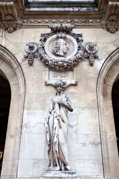 Paříž. sochy a vysoké reliéfy na fasádě opery garnie — Stock fotografie