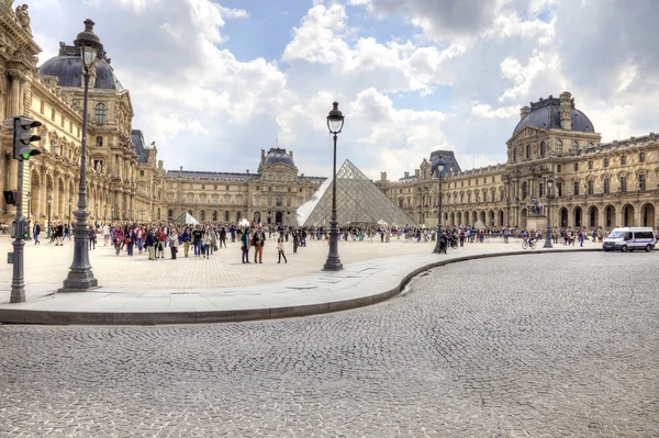 В Париж. Галерея искусств Лувра — стоковое фото