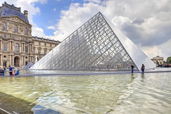 Piramide en fontein in de buurt van louvre — Stockfoto