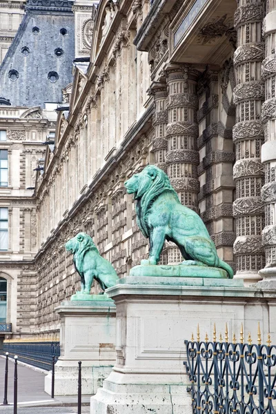 Parijs. Lions in het louvre — Stok fotoğraf