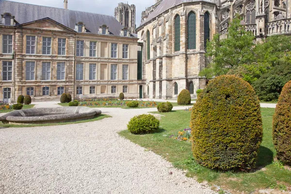 Giardino pubblico vicino a una cattedrale in città Reims — Foto Stock
