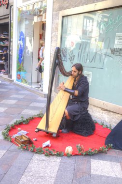 Madrid. müzisyen ARP oynayan eski giysiler 