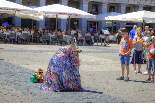 Madrid. Animador vestido como una bestia extraña —  Fotos de Stock