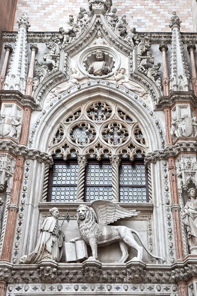 Decoración sobre una fachada de basílica de San Marcos — Foto de Stock