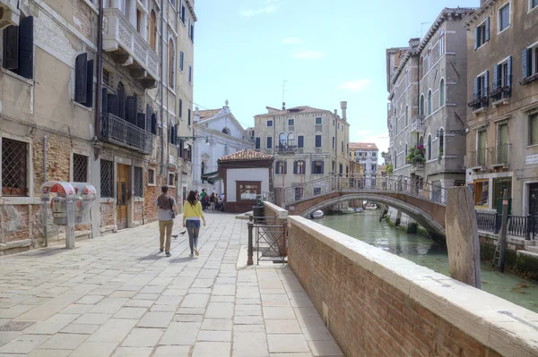 Venedig. Straße entlang eines Kanals — Stockfoto
