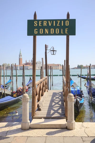 Venedig. tjänsten gondoler — Stockfoto