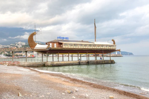 Yalta. Crimea. Restaurant on a breakwater — Stock Photo, Image