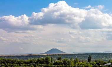 Jutsa Dağı manzarası ve Rusya 'daki Pyatigorsk tatil beldesinin çevresi.