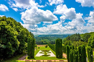 Kuzey Kafkasya 'daki eski parkın manzarası.