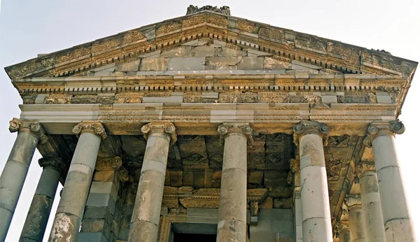 Ett Fragment Fasaden Ett Hedniskt Tempel Armenien Byggt Århundradet Ligger — Stockfoto