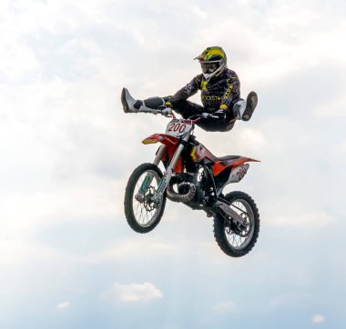 PYATIGORSK, RUSSIA - 24 Temmuz 2016: Motokros, profesyonel motosikletçilerin Pyatigorsk 'ta resmi tatilde gösterdikleri ekstrem bir spordur. Pyatigorsk 'ta fotoğraf kısıtlaması olmayan ücretsiz bir etkinlikti..