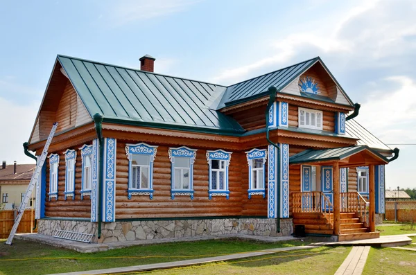 Traditionella ryska landsbygden trähus Stockbild