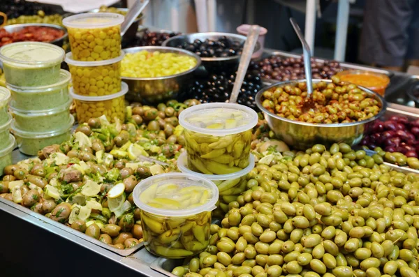 Olajbogyó, savanyúság, saláták, piaci stand — Stock Fotó