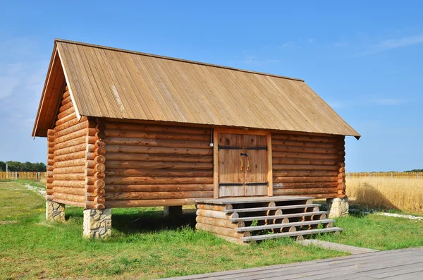 Traditionelles russisches Bauernhaus aus Holz Stockbild