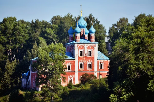 教会在俄罗斯森林 — 图库照片