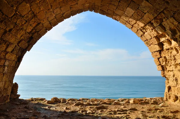 海从十字军堡垒在以色列中窗口的视图 — 图库照片