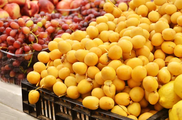 Primer plano de las fechas frescas y de las uvas en el stand del mercado —  Fotos de Stock