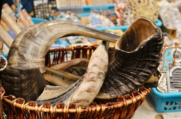 Shofar - cuernos de carnero tradicionales judíos en el puesto de mercado Fotos de stock libres de derechos