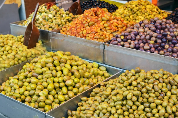 Sortimento de azeitonas, picles e saladas no stand do mercado — Fotografia de Stock
