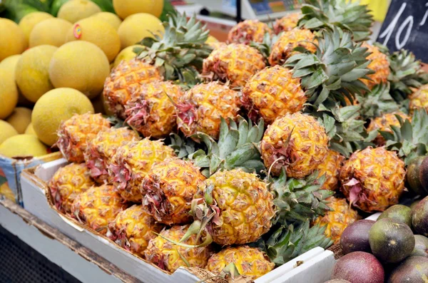 Close up of fresh pineapple on market stand — Stock Photo, Image