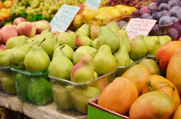 Cierre de peras en el stand del mercado — Foto de Stock