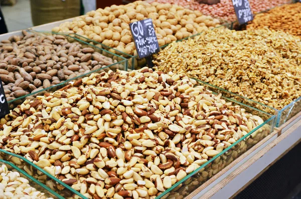 Sortimento de nozes no mercado stand em Israel — Fotografia de Stock