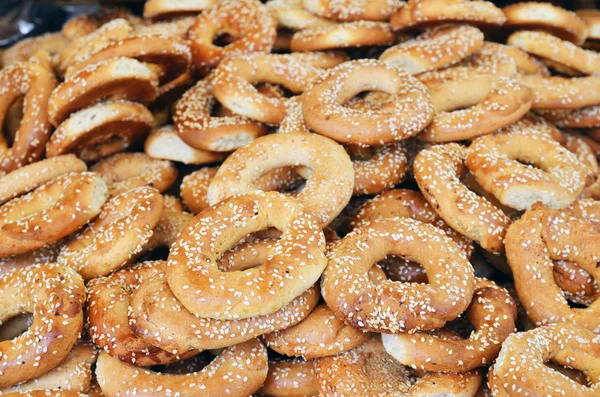 Primo piano di appetitose torte marroni sembra come anelli — Foto Stock