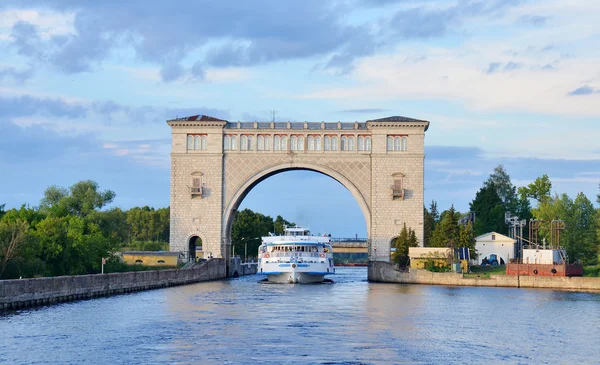 Schleusentore an der Wolga, Russland mit Kreuzfahrtschiff — Stockfoto