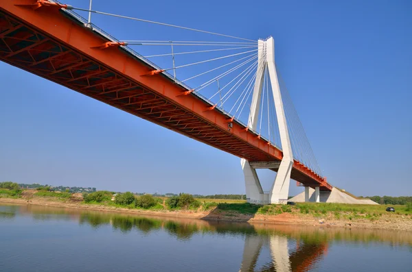 Eine große rot-weiße Brücke durch den Fluss Oka — Stockfoto