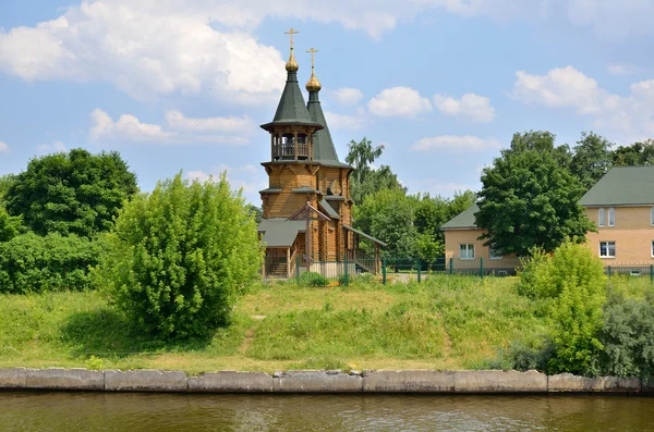 Cattedrale con campanile sulla riva del fiume Volga in Russia — Foto Stock
