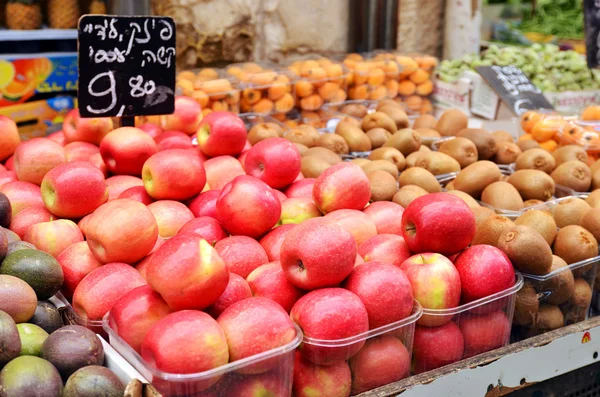 Close up of apples on market stand — Stock Photo, Image