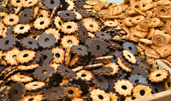 Close-up van bruin taarten bekleed met chocolade — Stockfoto