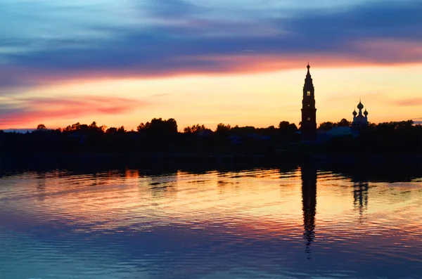 Bella alba sul fiume Volga con chiesa — Foto Stock