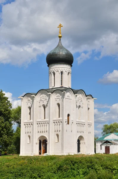 Church of the Intercession on the River Nerl in summer — Stock Photo, Image
