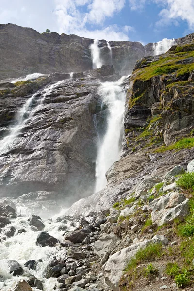 Wunderschöner Wasserfall; sofia-Wasserfälle, arkhyz, karachay-cherkessia — Stockfoto