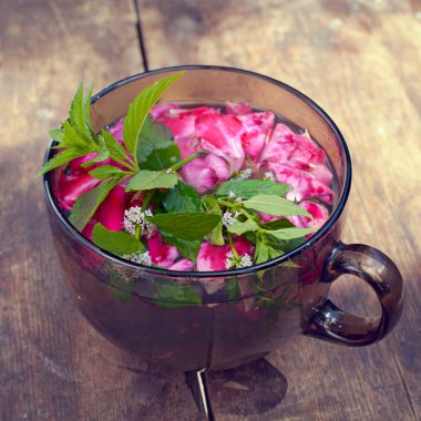 gül yaprakları ve yaşlı adam ahşap nane çayı fincan